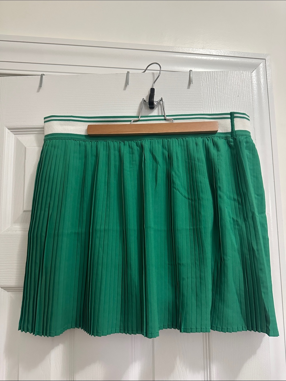 Old Navy Green Pleated Women’s Active Skirt - Size L (8/10)